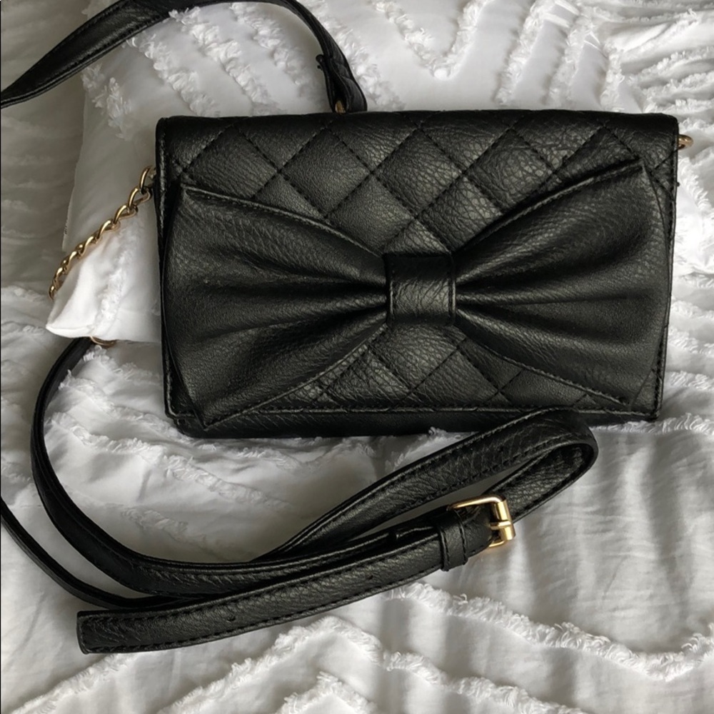 Crossbody w/ bow detail, gold chain accent.